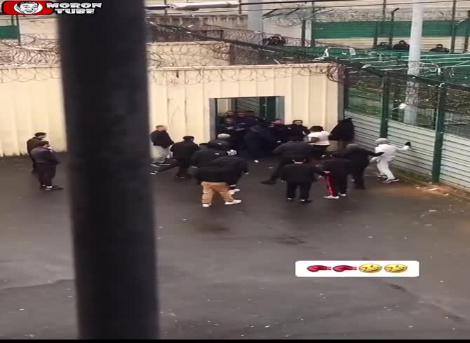 Video :A prisoner in France fights back against a dozen attackers, and the guards appear to be struggling to defuse the situation